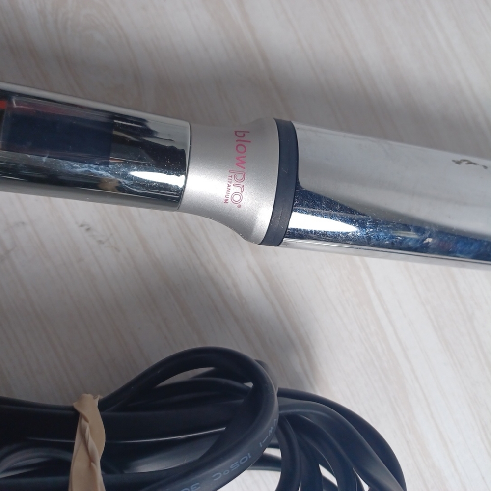 Blow Pro Digital Titanium Wave Maker Oval Curling Wand